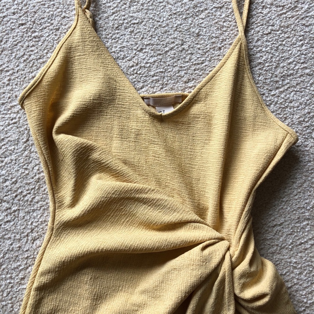 H&M Trend SLEEVELESS SCRUNCH STRETCH FITTED Wrap V Neck Yellow DRESS - Picture 4 of 12